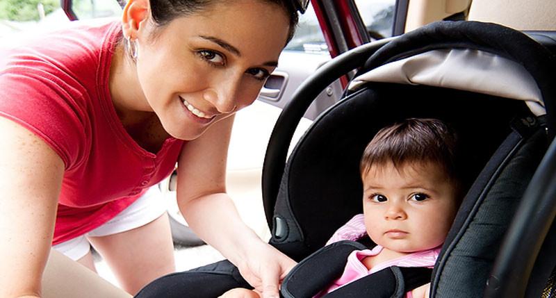 Guida sicura è un dovere con bambini e i seggiolini auto